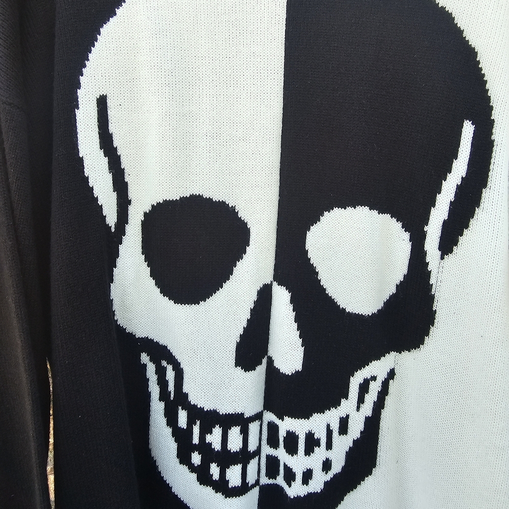 SKULL SWEATER